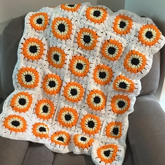 🛍️ 2475 NWOT Sunburst Flower Baby Afghan - Picture 2 of 4